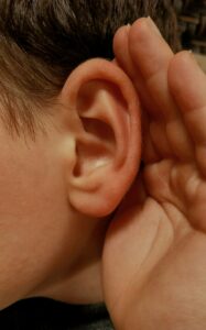 une personne qui tend l'oreille pour écouter attentivement.